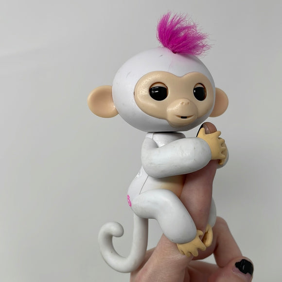 Fingerlings Interactive Baby Monkey SOPHIE White w/ Pink Hair WowWee