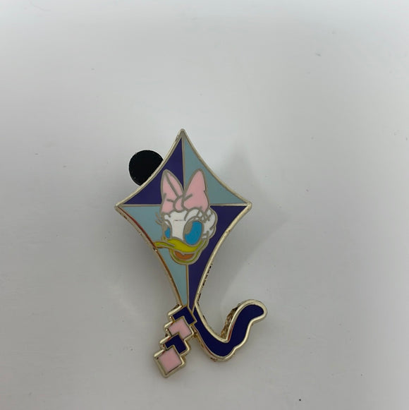 DISNEY DLR 2004 CAST LANYARD SERIES 3 KITE COLLECTION DAISY DUCK PIN