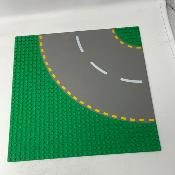 1 x Lego Brick Green Baseplate Road 32 x 32 6-Stud Curve with Dark Gray Road with Yellow Dashed Lines Pattern